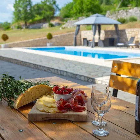 Villa Martina, Vinjani - *